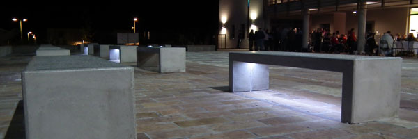 Queste panchine sono state installate con una linea di led che ne illumina il terreno sottostante